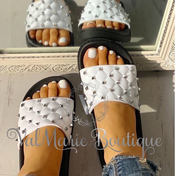 SZ 8.5 LAST 1- Studded faux leather slides - Picture 2 of 4